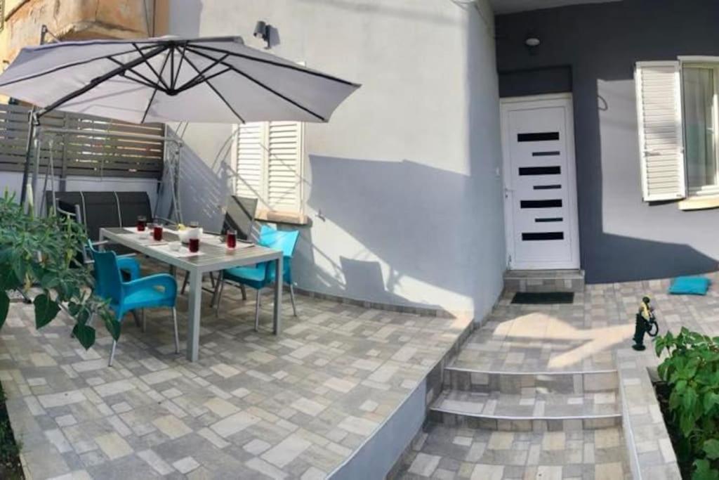 Апартаменты Novoureden Komforni Stan Od 90 M2 S Dvoristem Шибеник Номер фото