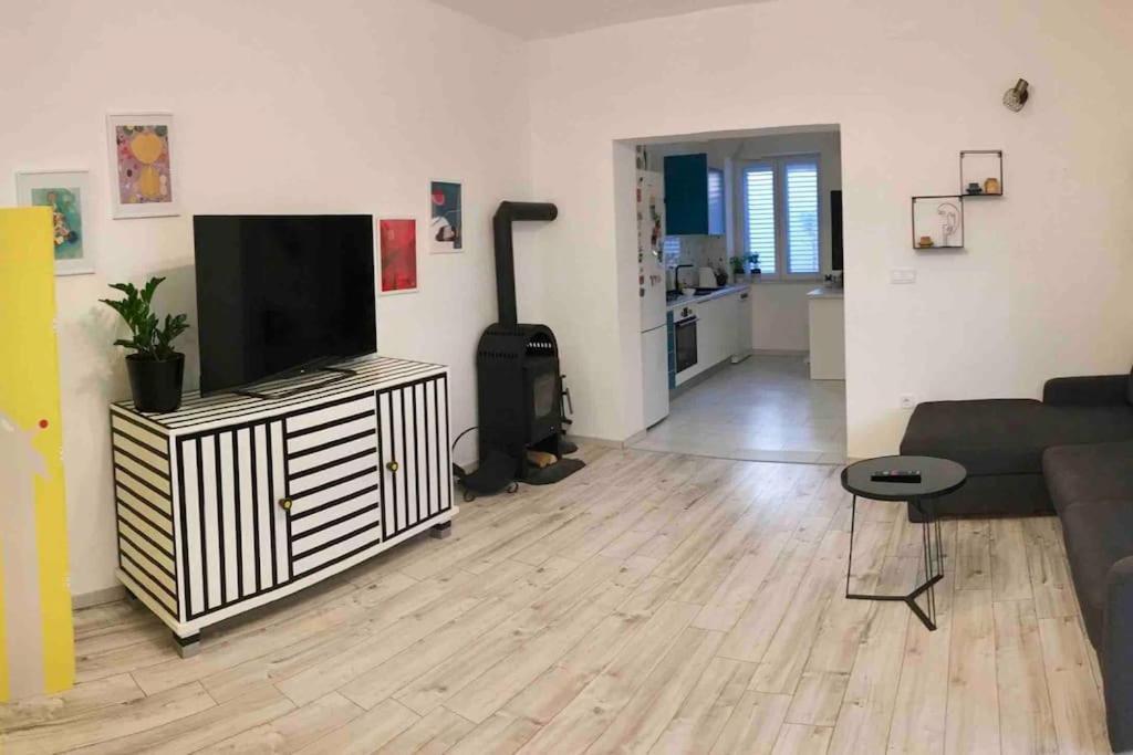 Апартаменты Novoureden Komforni Stan Od 90 M2 S Dvoristem Шибеник Номер фото