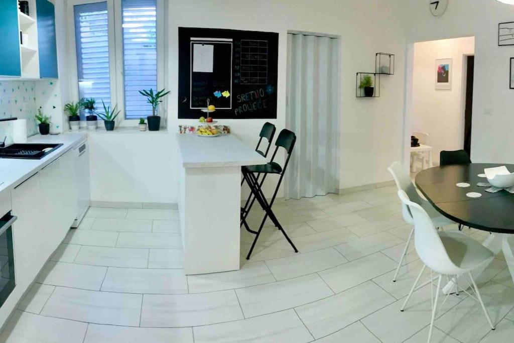 Апартаменты Novoureden Komforni Stan Od 90 M2 S Dvoristem Шибеник Номер фото