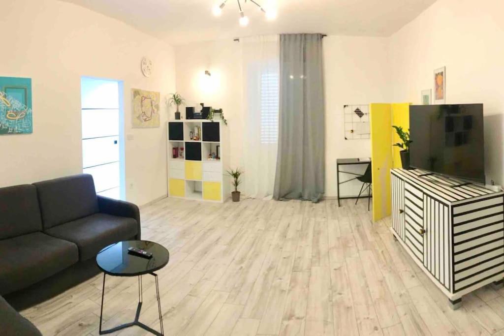 Апартаменты Novoureden Komforni Stan Od 90 M2 S Dvoristem Шибеник Номер фото